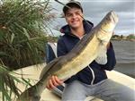Cas Lambalk vangt tijdens de witvis wedstrijd een snoekbaars van 84cm