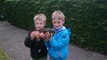Luuk en Oliver vangen een Zeelt tijdens het kindervissen